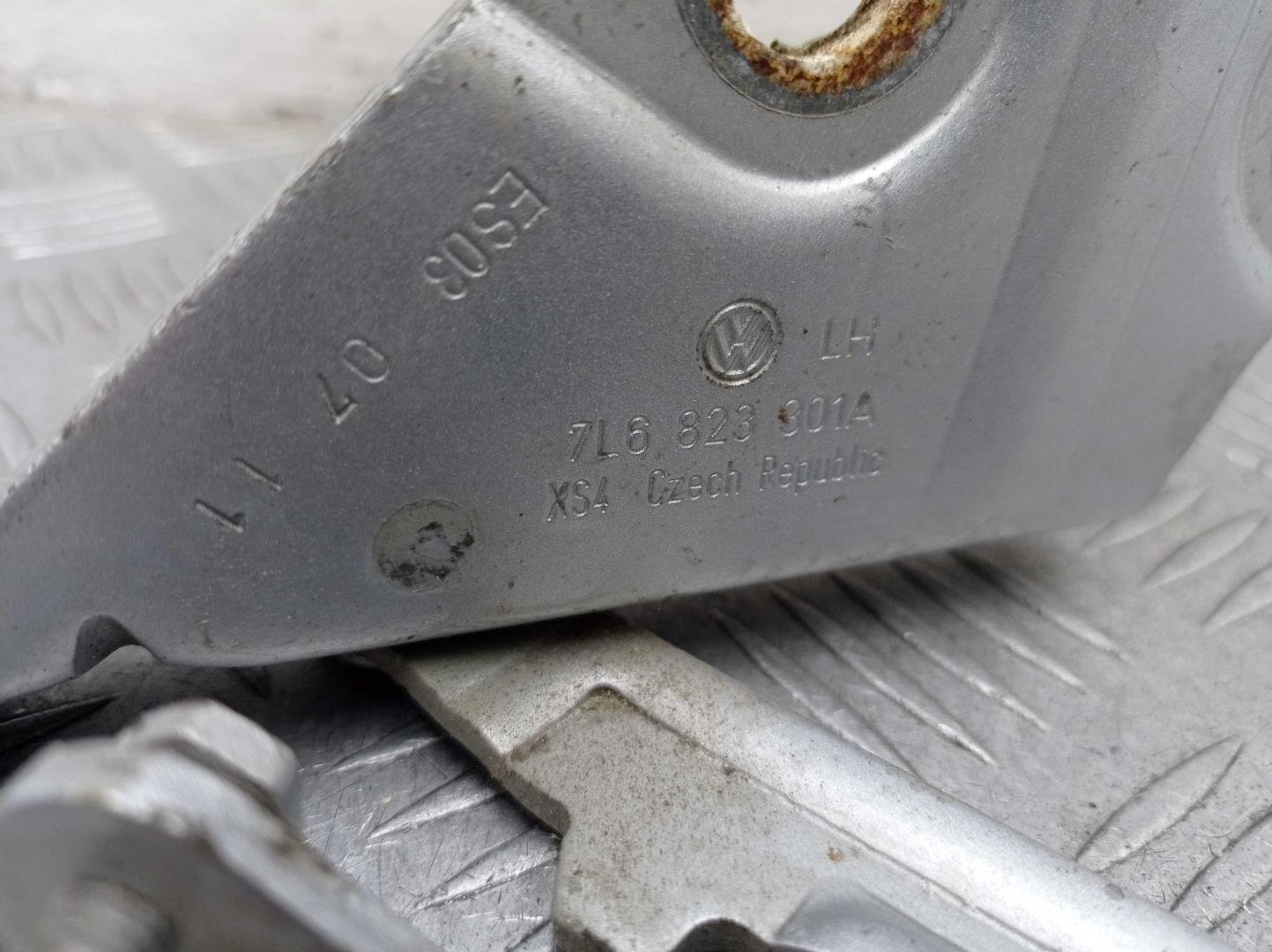 Петля капота левая