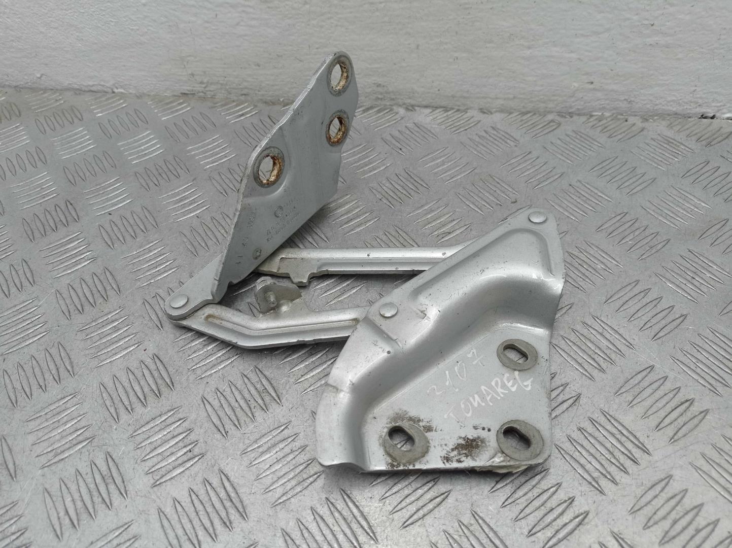 Петля капота левая