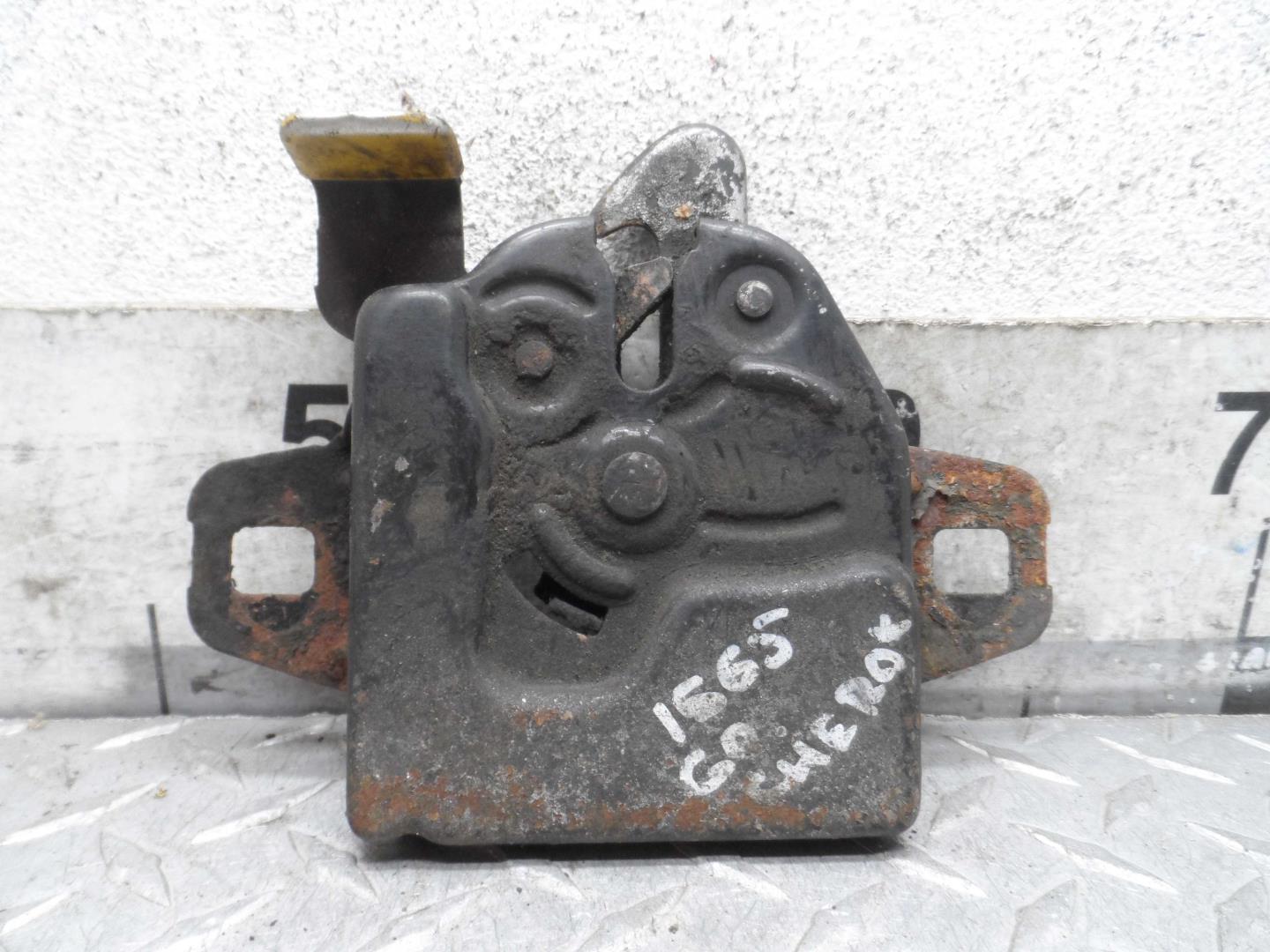 Замок капота