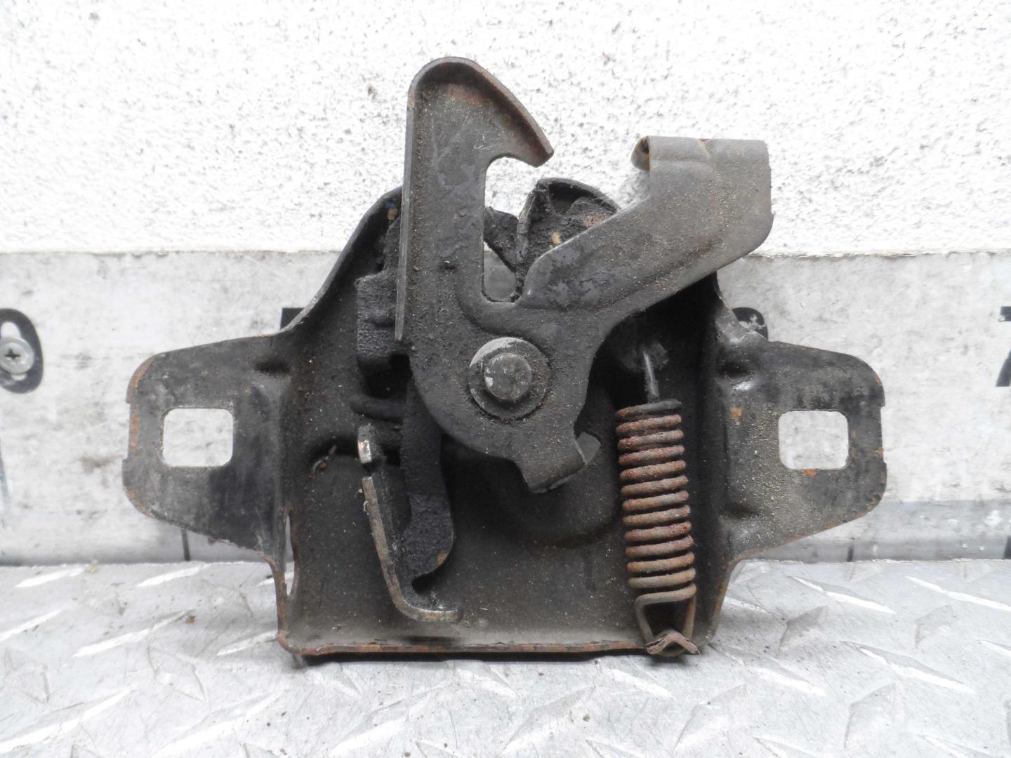 Замок капота