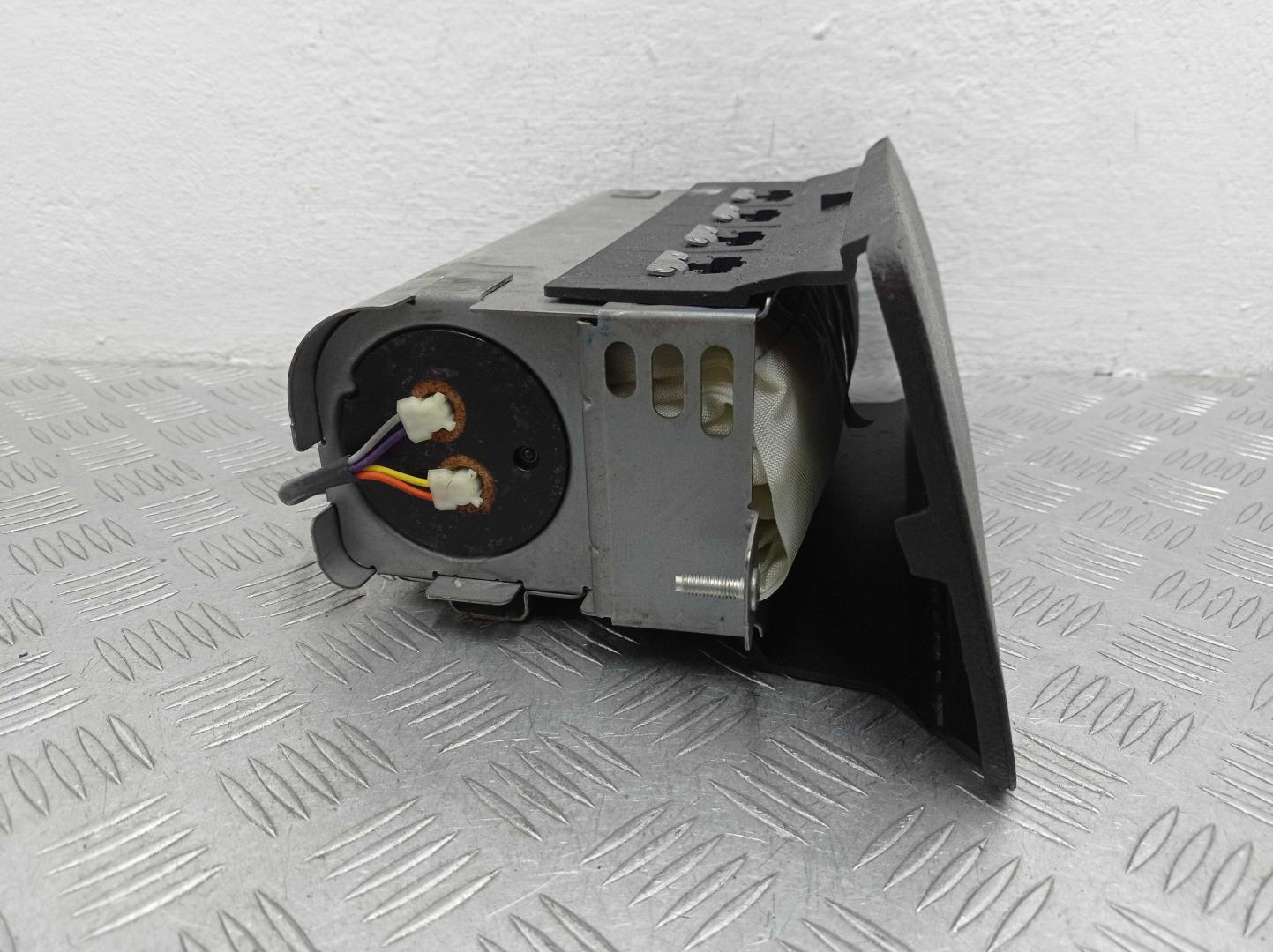 Подушка безопасности пассажирская (в торпедо)