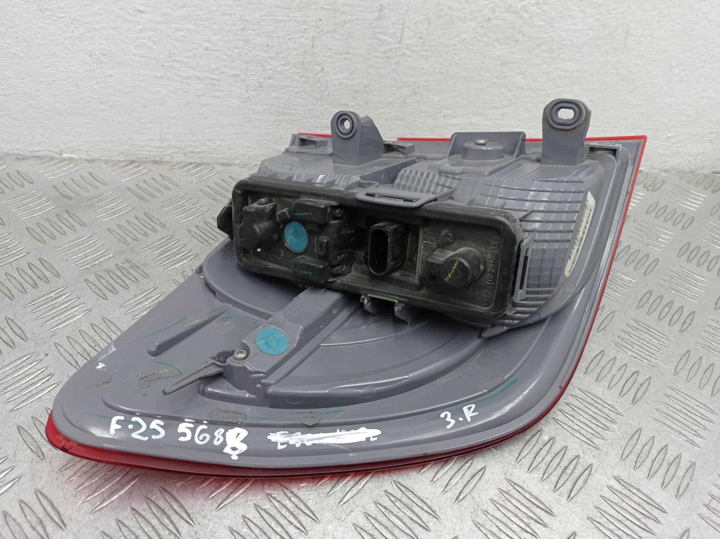 Фонарь задний наружный правый