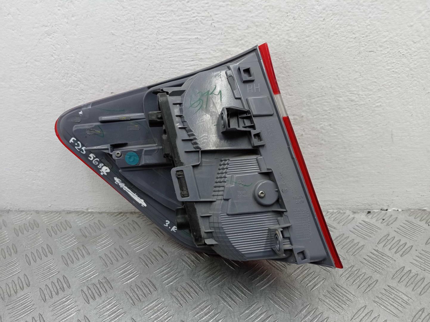 Фонарь задний наружный правый