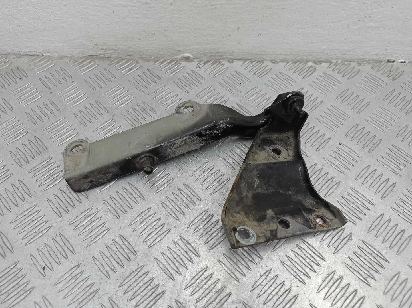 Петля капота левая