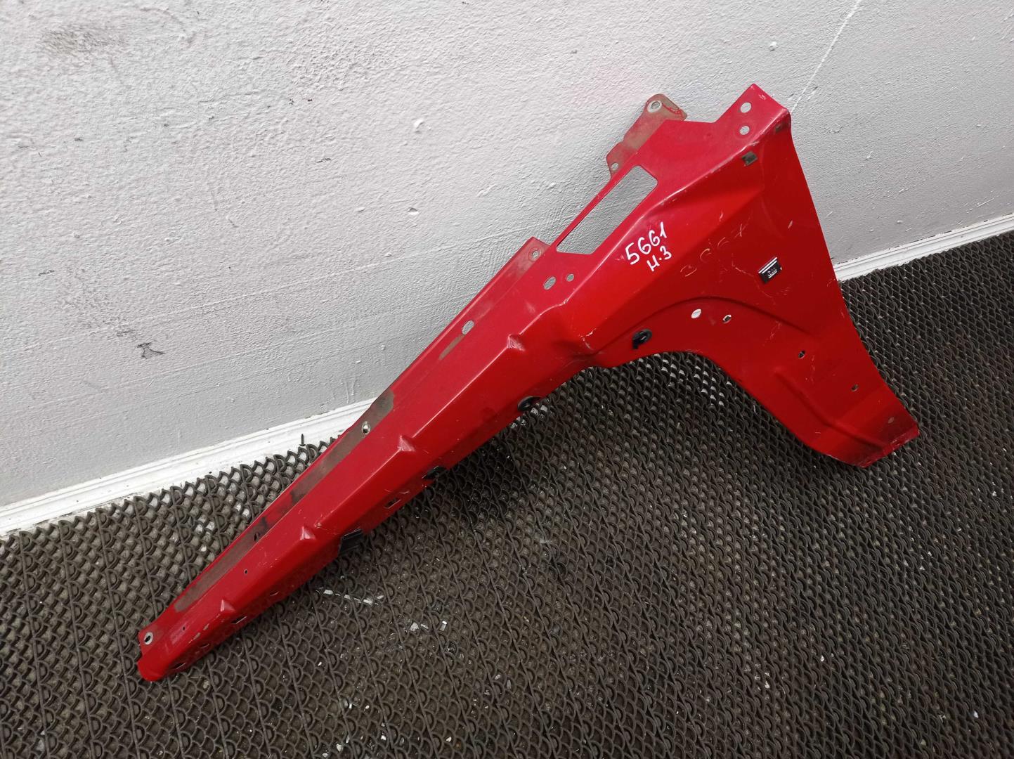 Крыло переднее левое