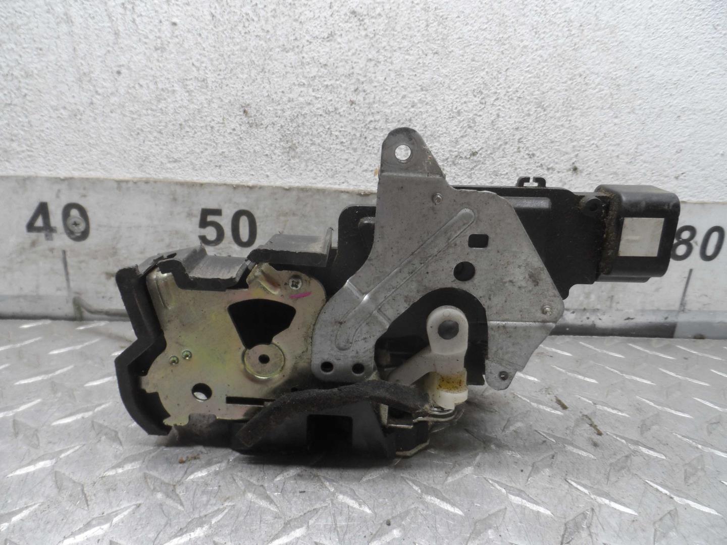 Замок двери задней левой