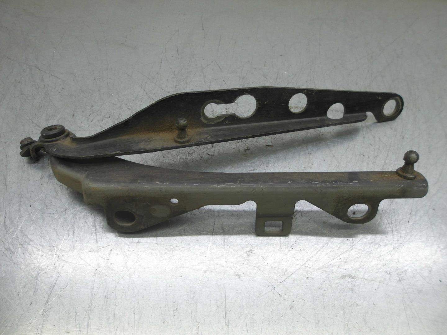 Петля капота левая