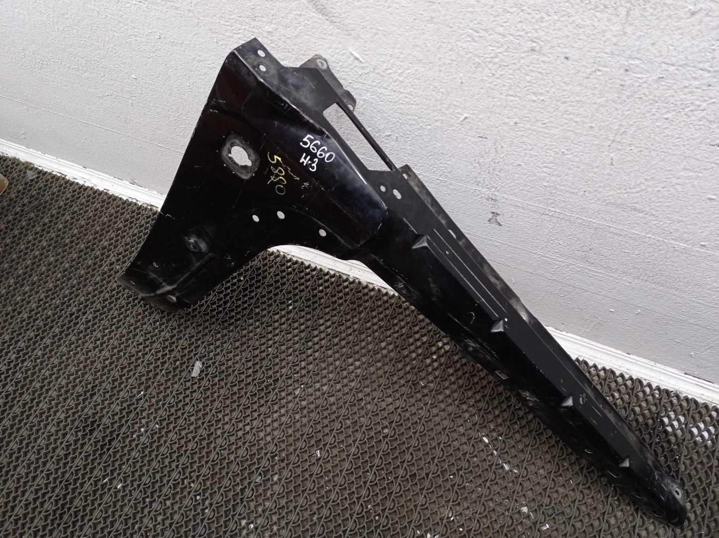 Крыло переднее правое