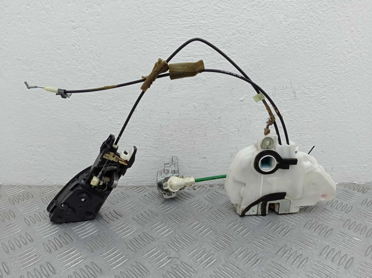 Замок двери передней левой