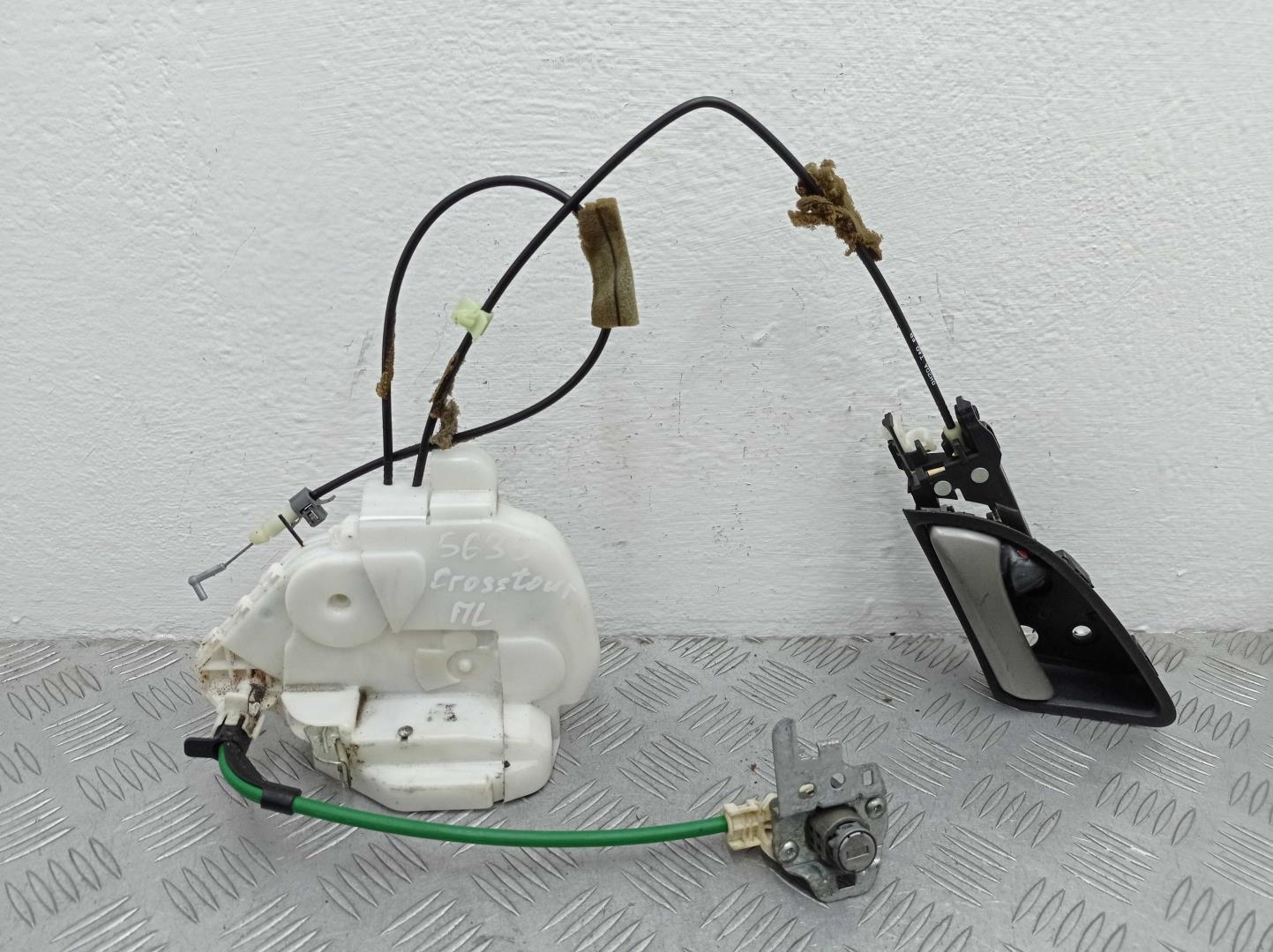 Замок двери передней левой