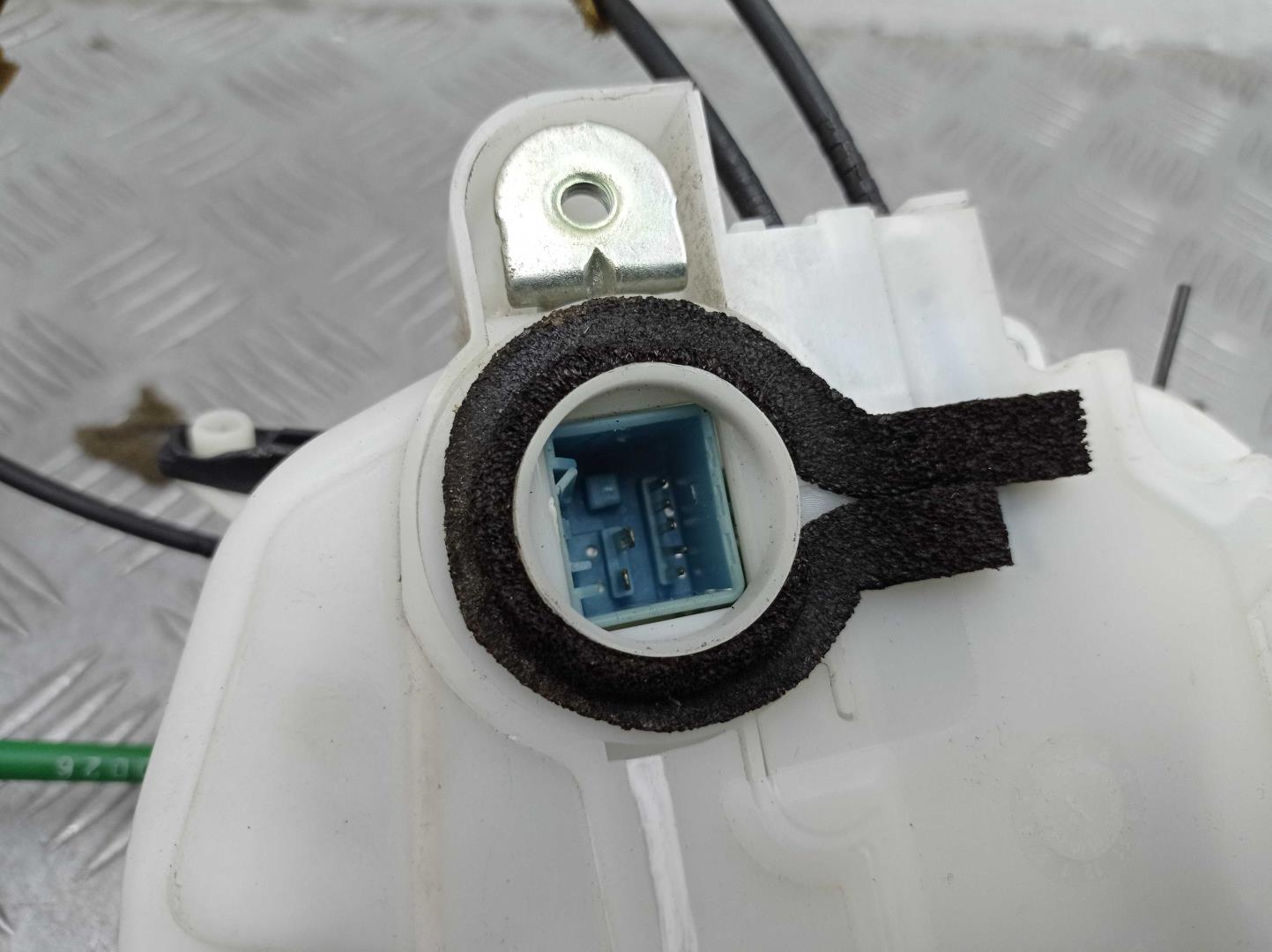 Замок двери передней левой