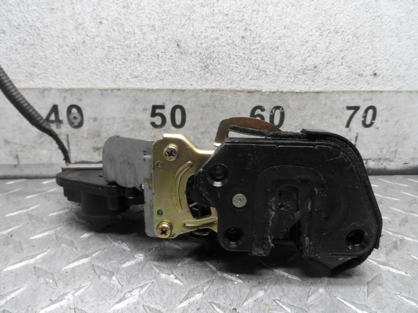 Замок двери задней левой