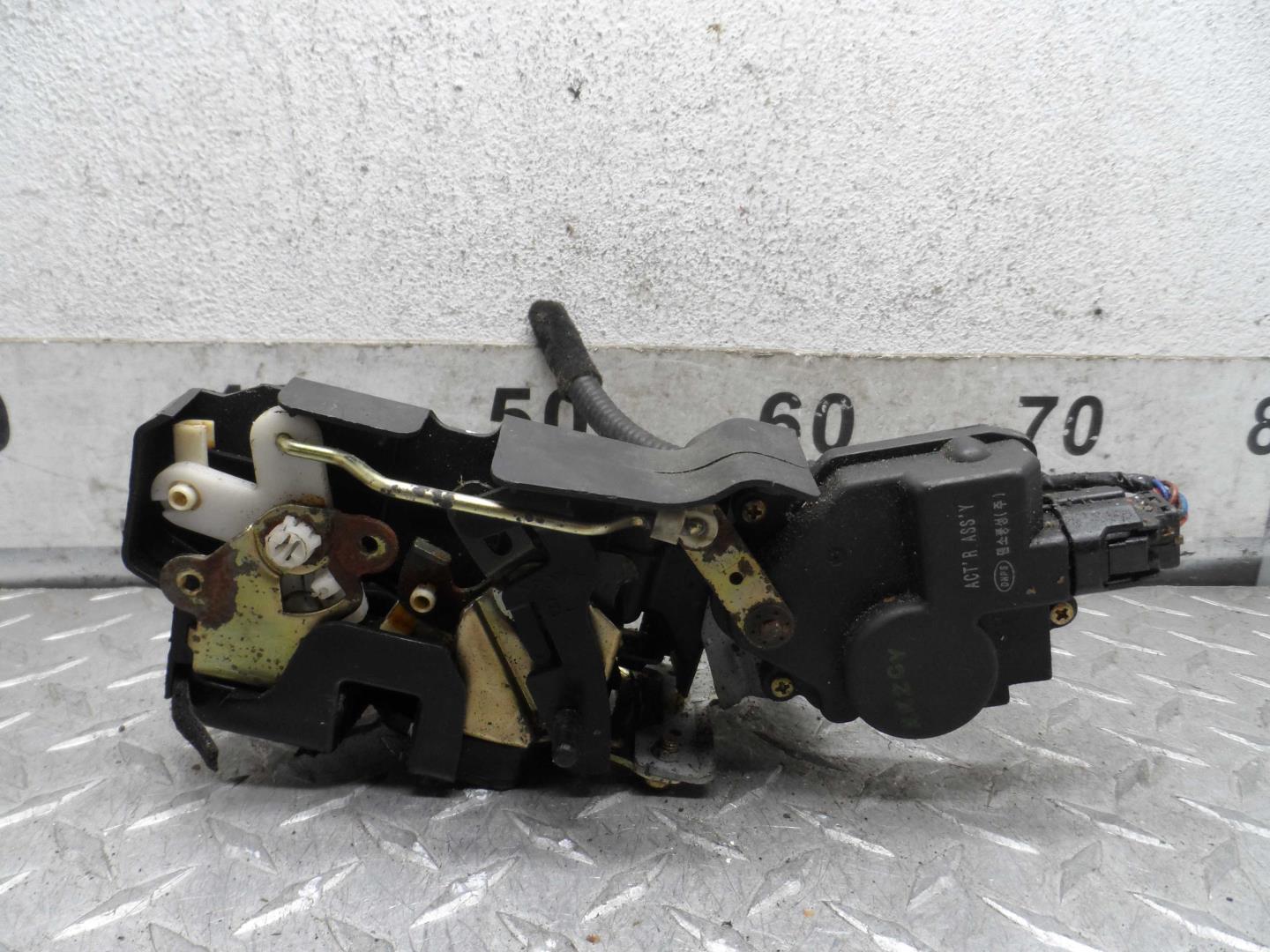 Замок двери задней левой