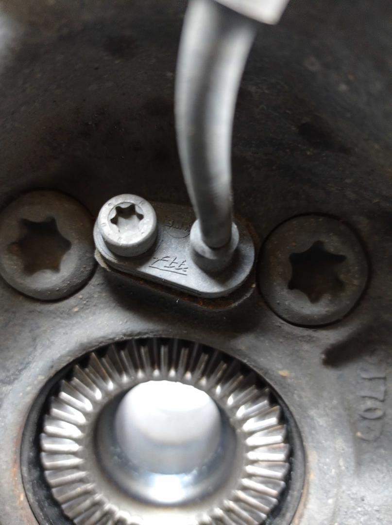 Кулак поворотный передний правый