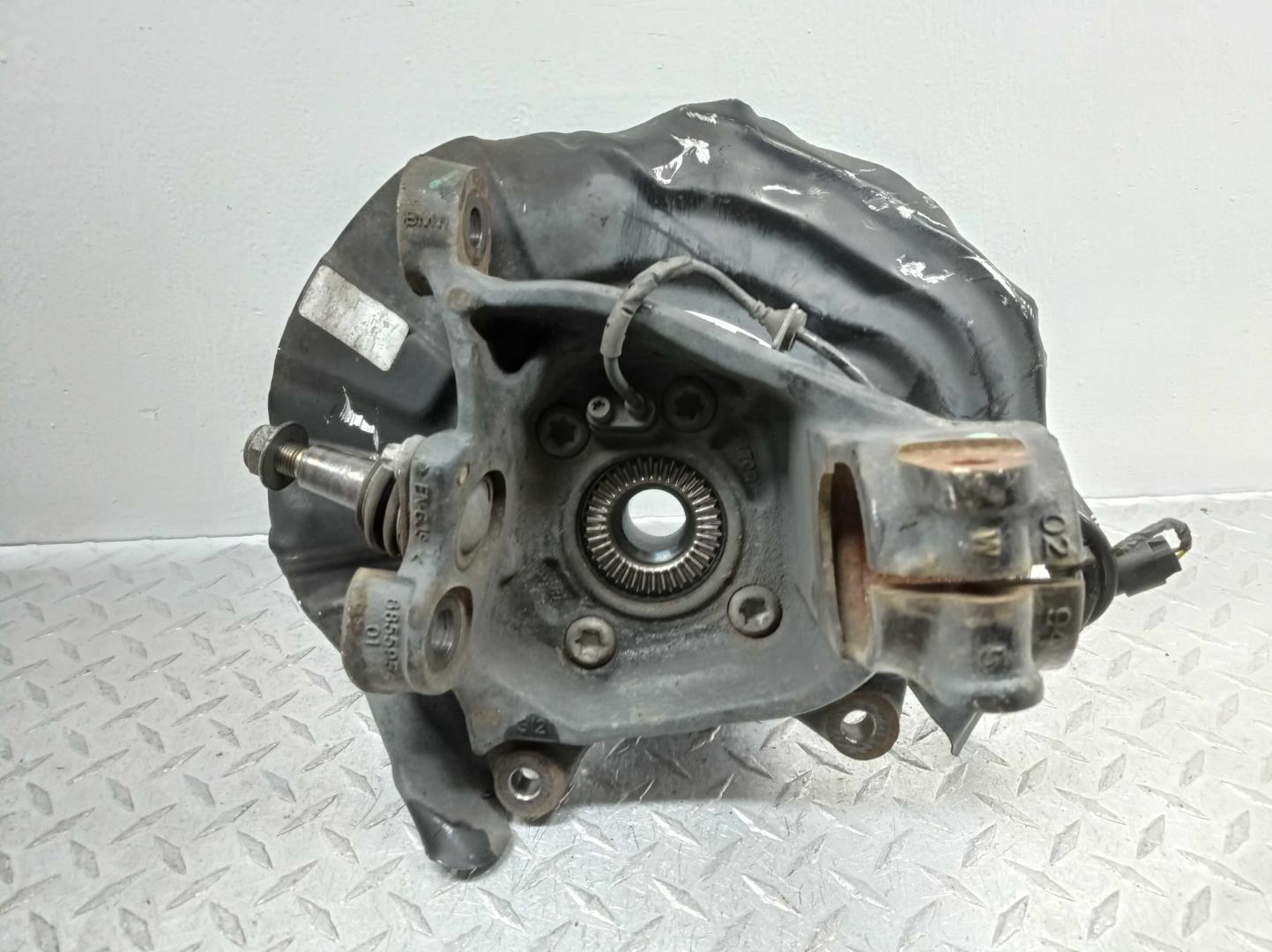 Кулак поворотный передний правый