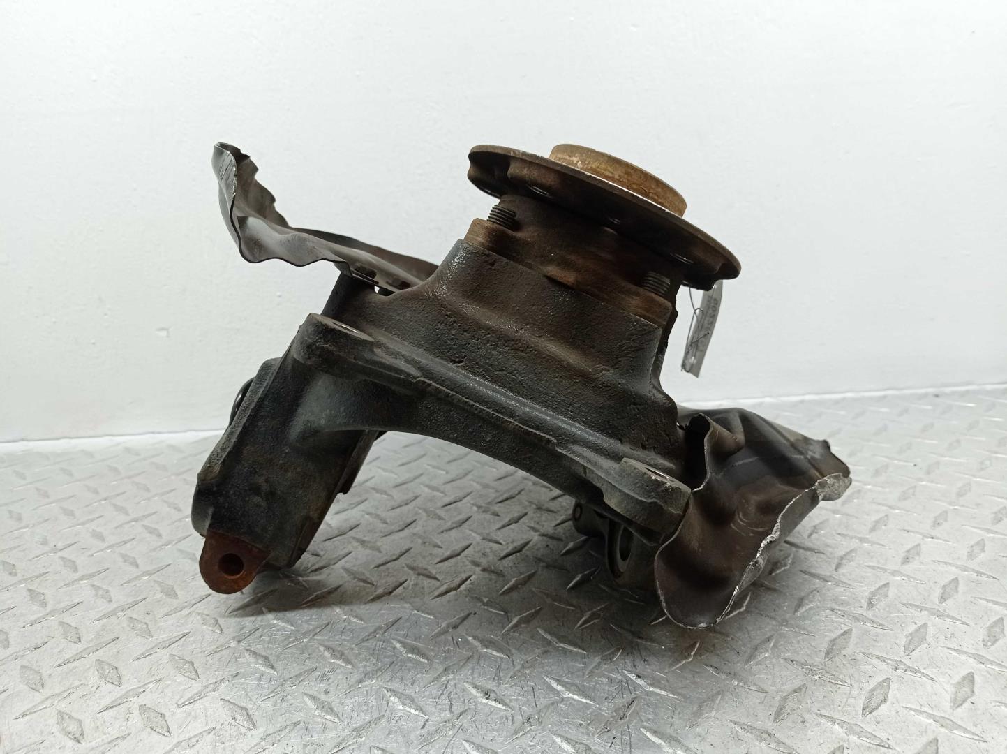 Кулак поворотный передний правый