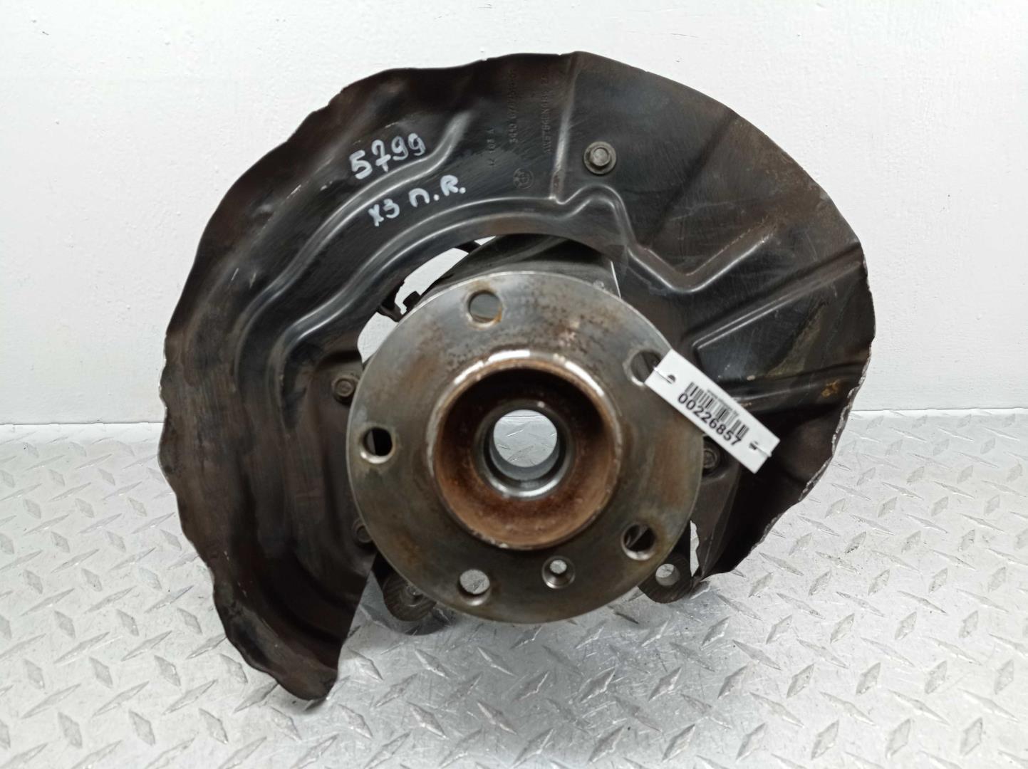 Кулак поворотный передний правый