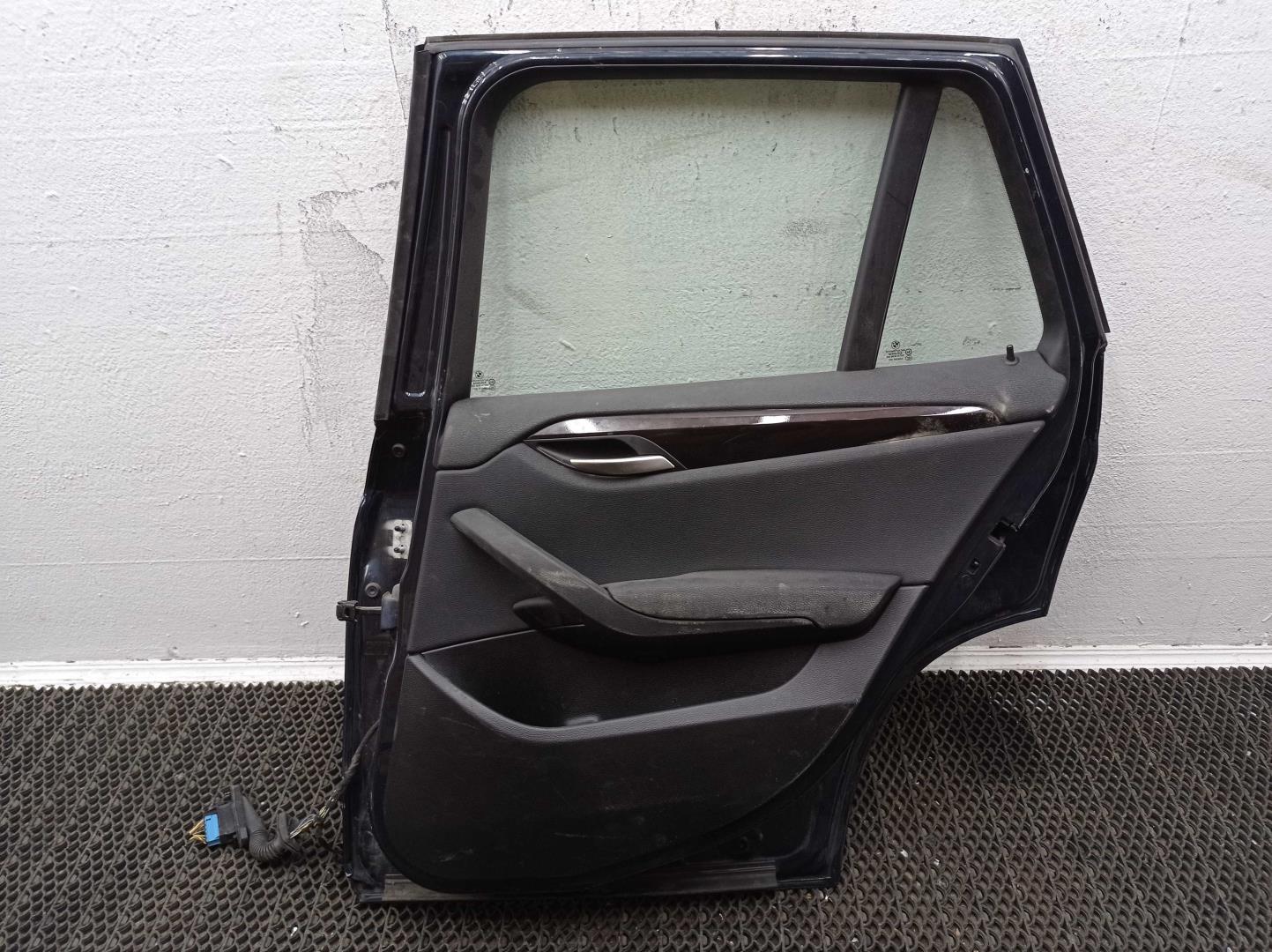 Стекло двери задней правой