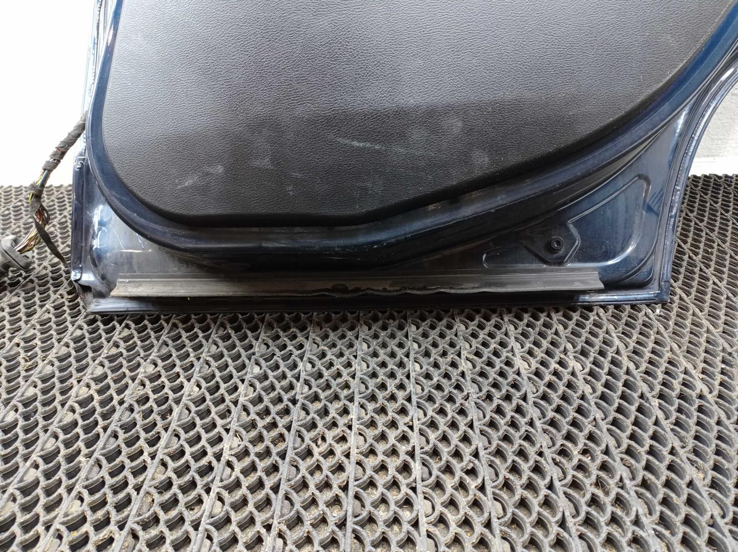 Стекло двери задней правой