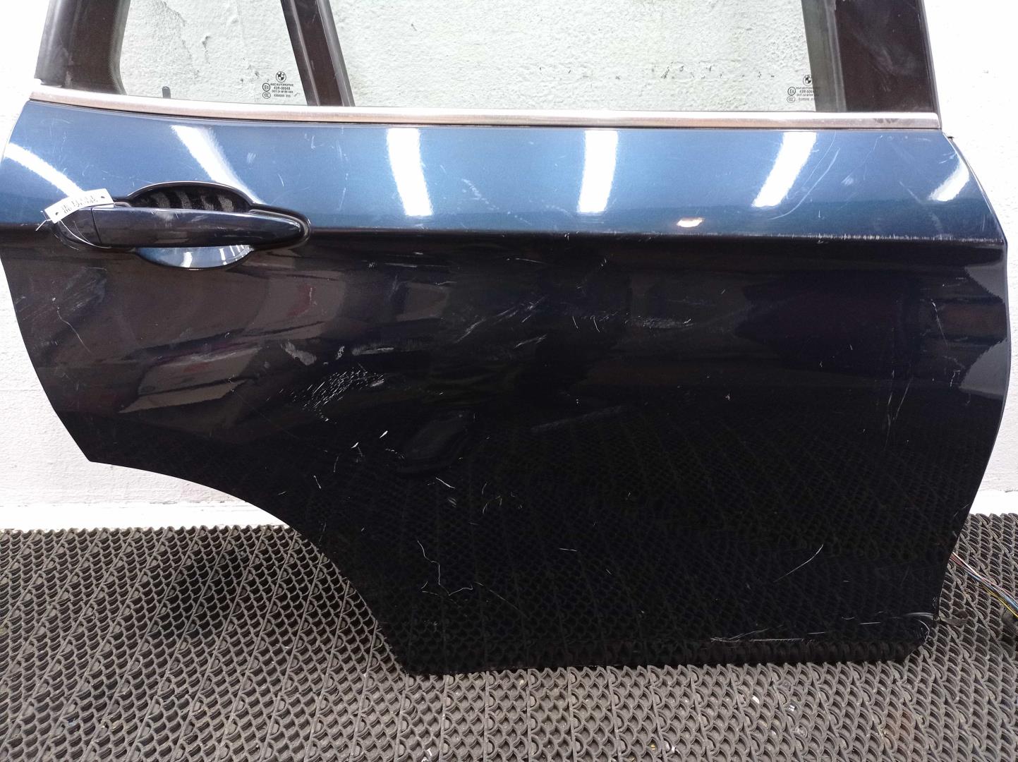 Стекло двери задней правой