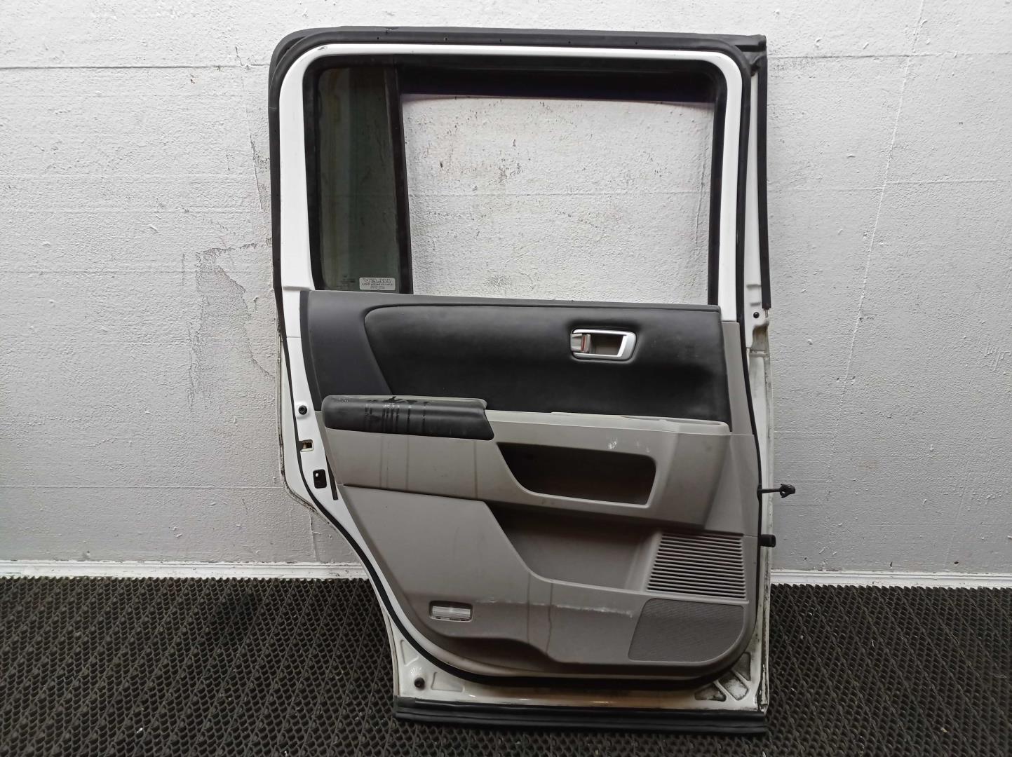 Стекло двери задней левой