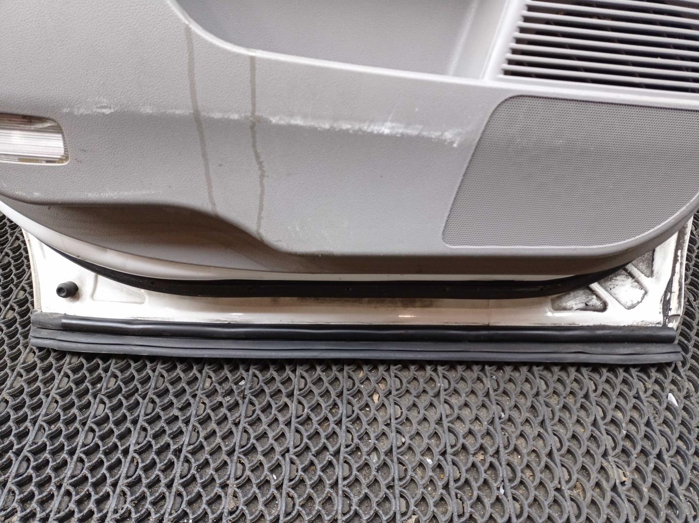 Замок двери задней левой