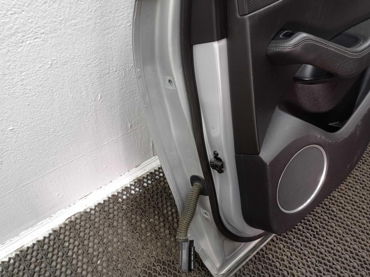 Замок двери задней правой