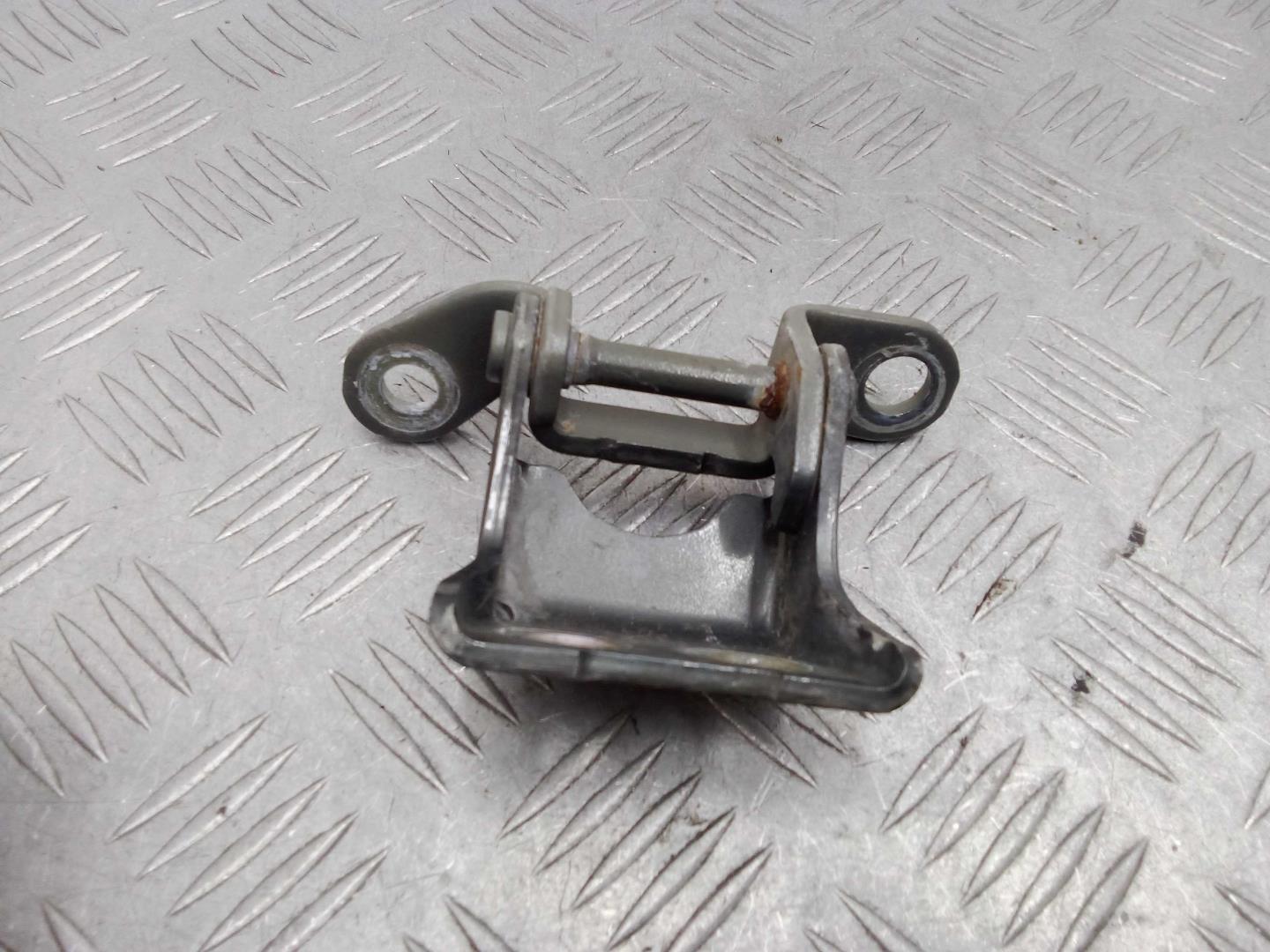 Петля двери