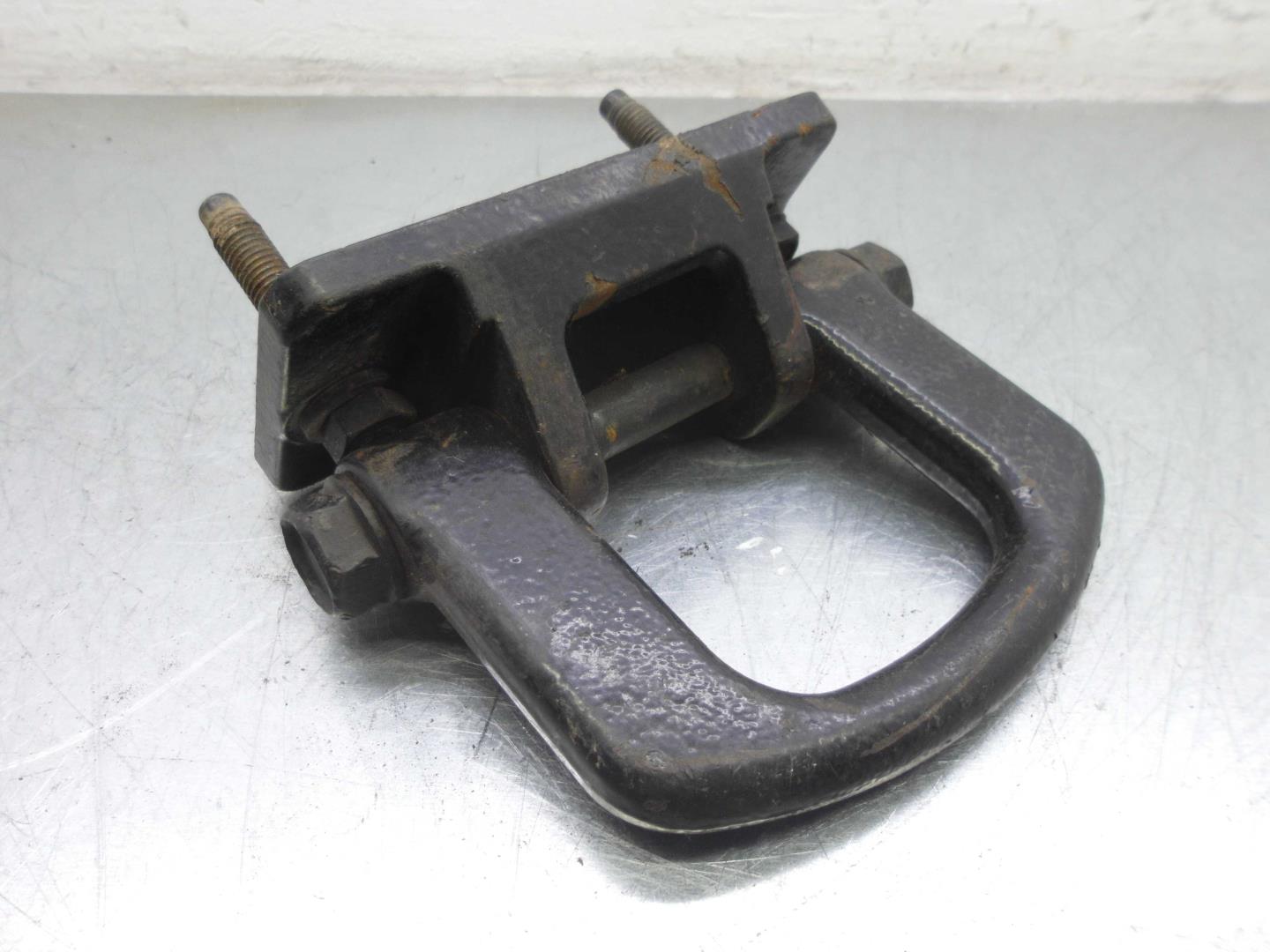 Крюк буксировочный