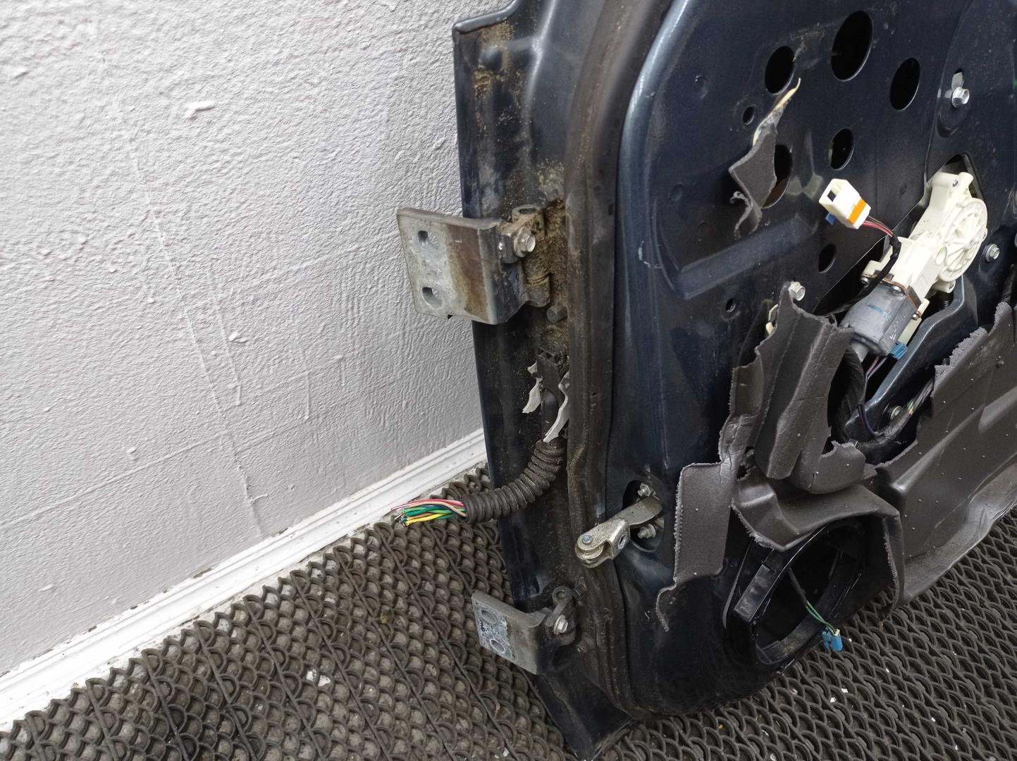 Петля двери передней