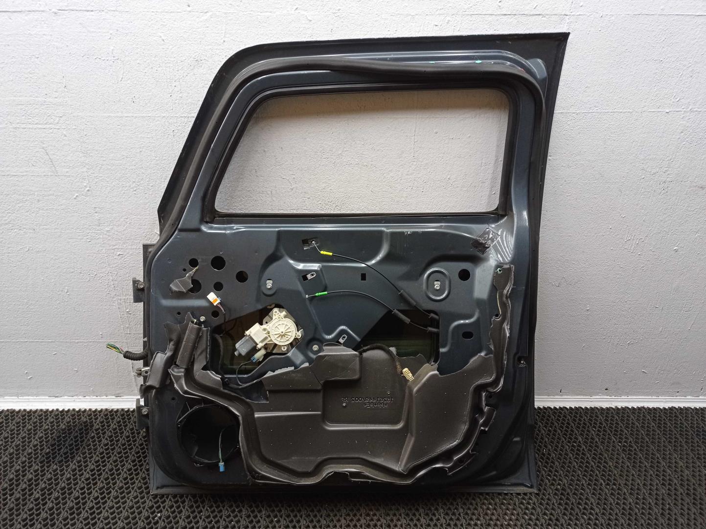 Петля двери передней