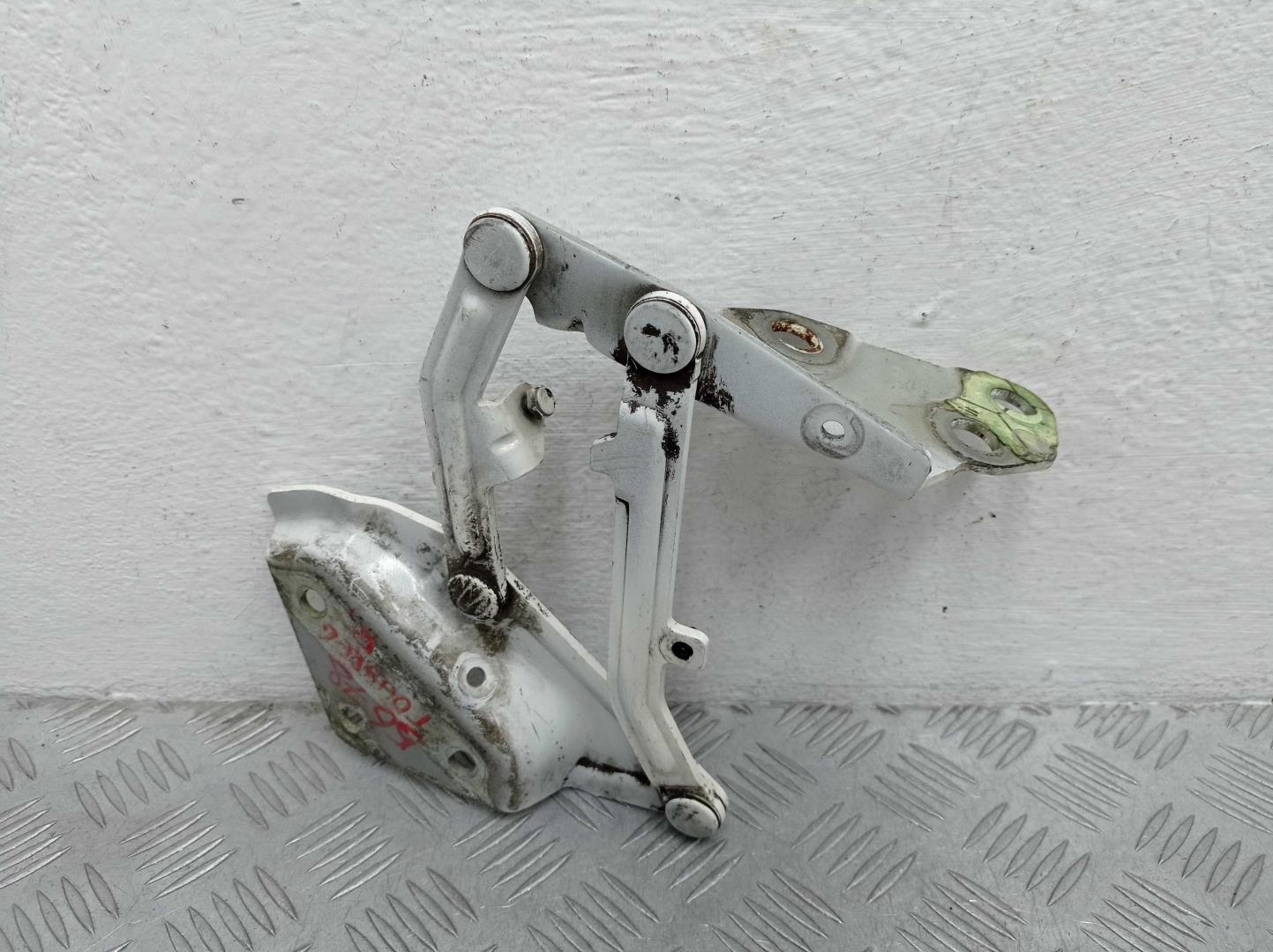 Петля капота правая