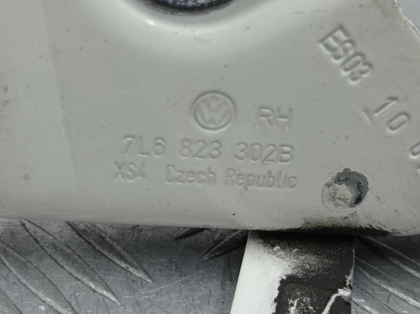 Петля капота правая