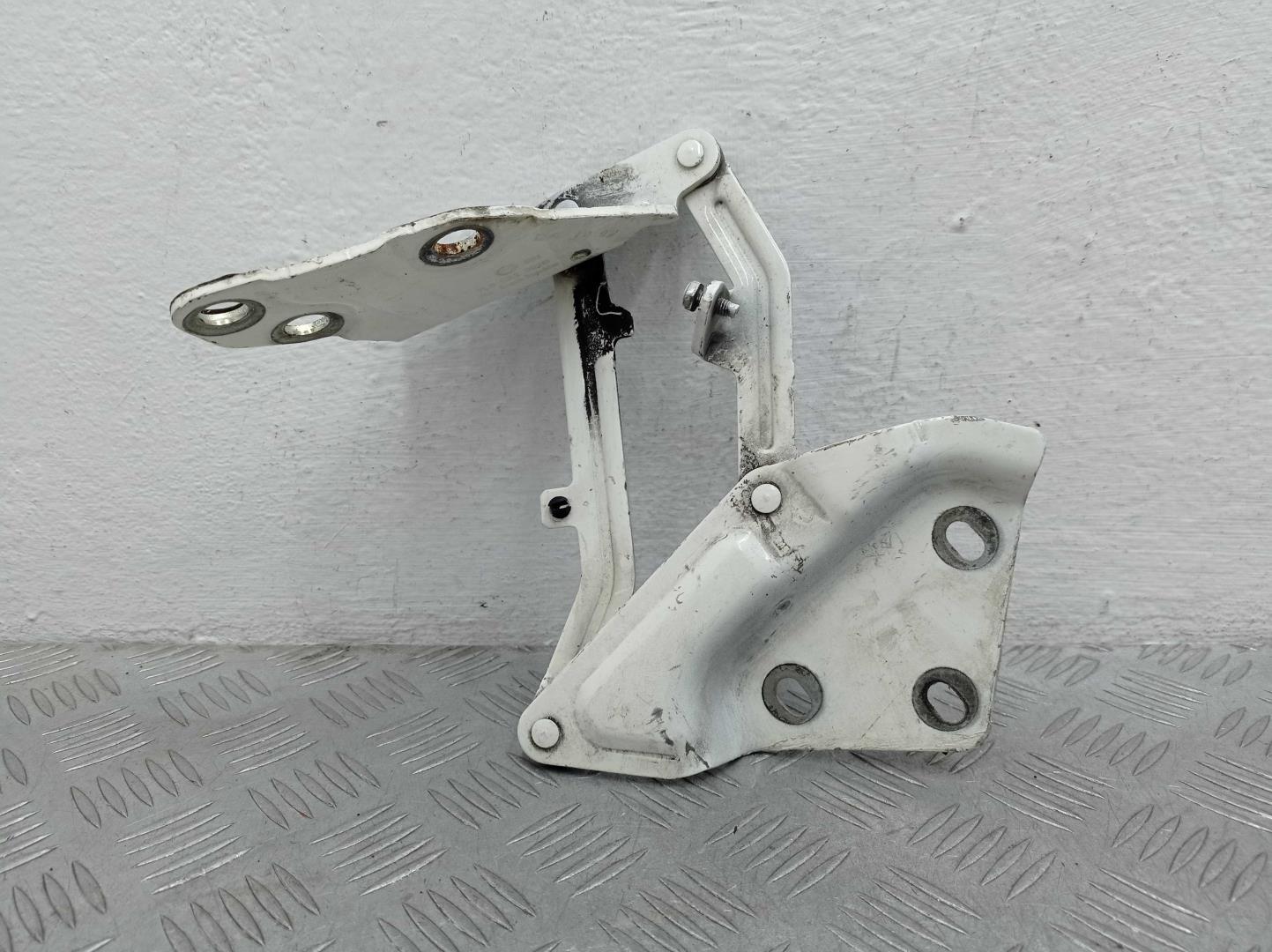 Петля капота правая