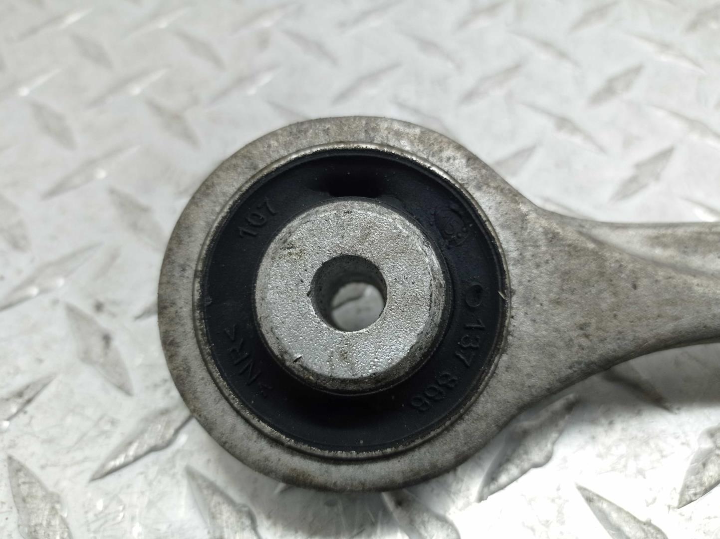 Рычаг передний верхний левый