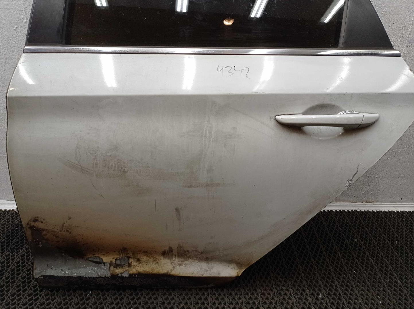 Петля двери