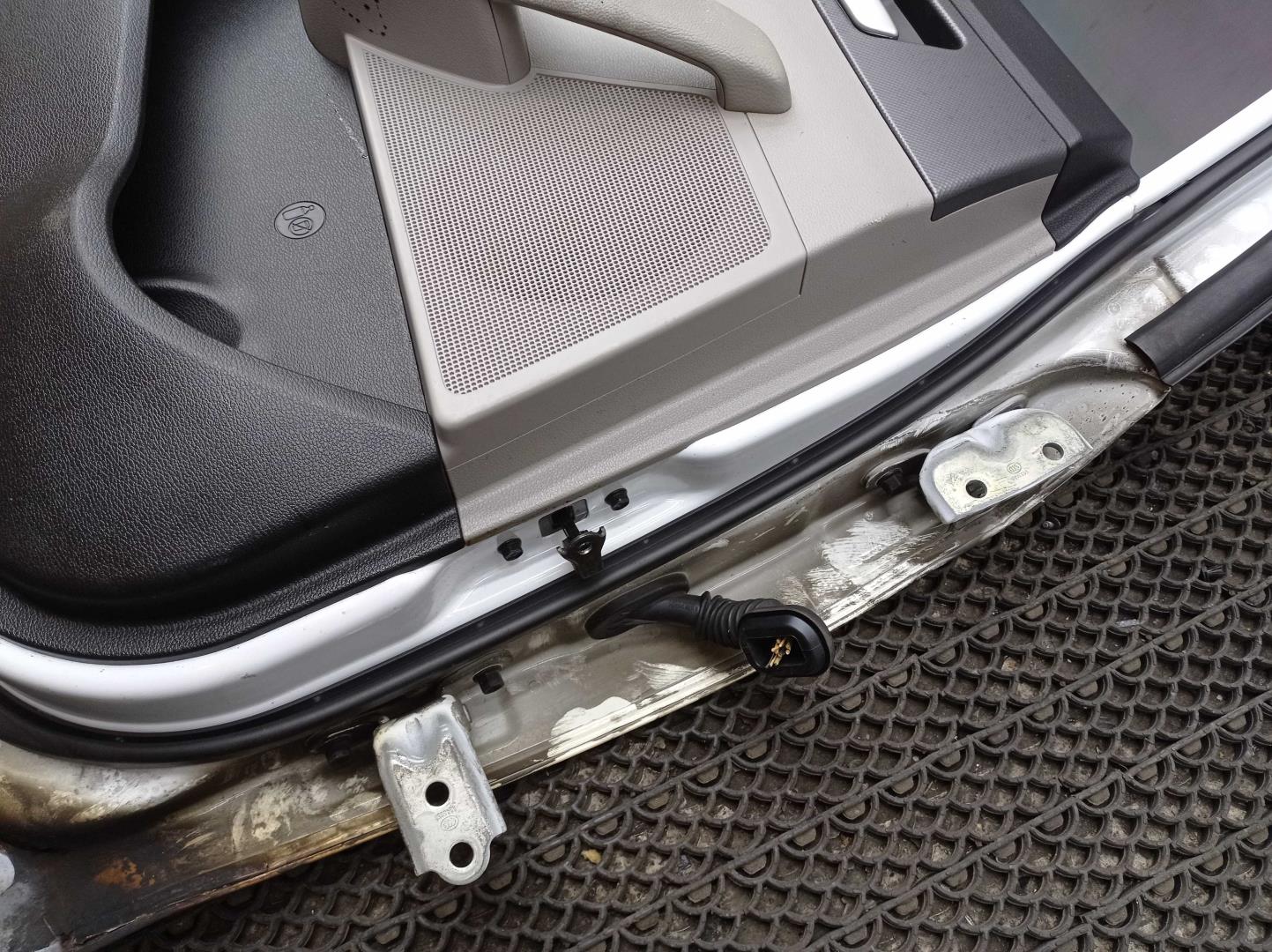 Петля двери