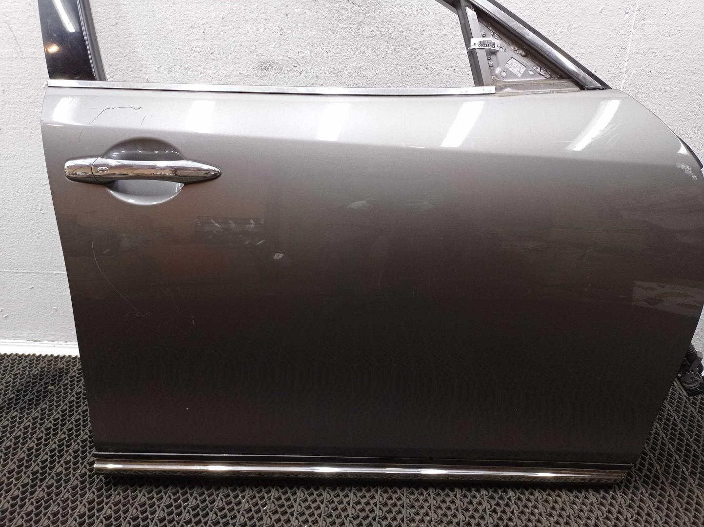 Стекло двери передней правой