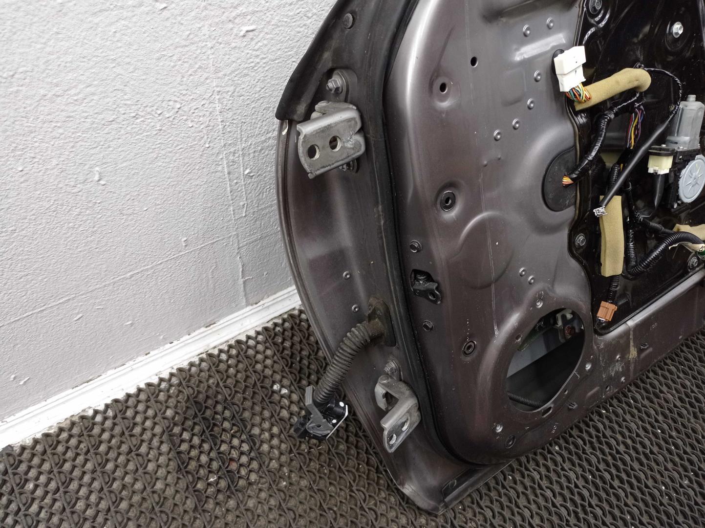 Стекло двери передней правой