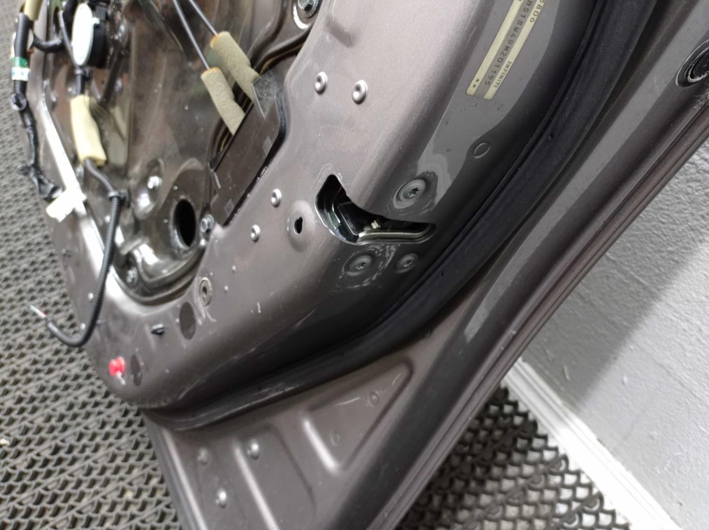 Стекло двери передней правой