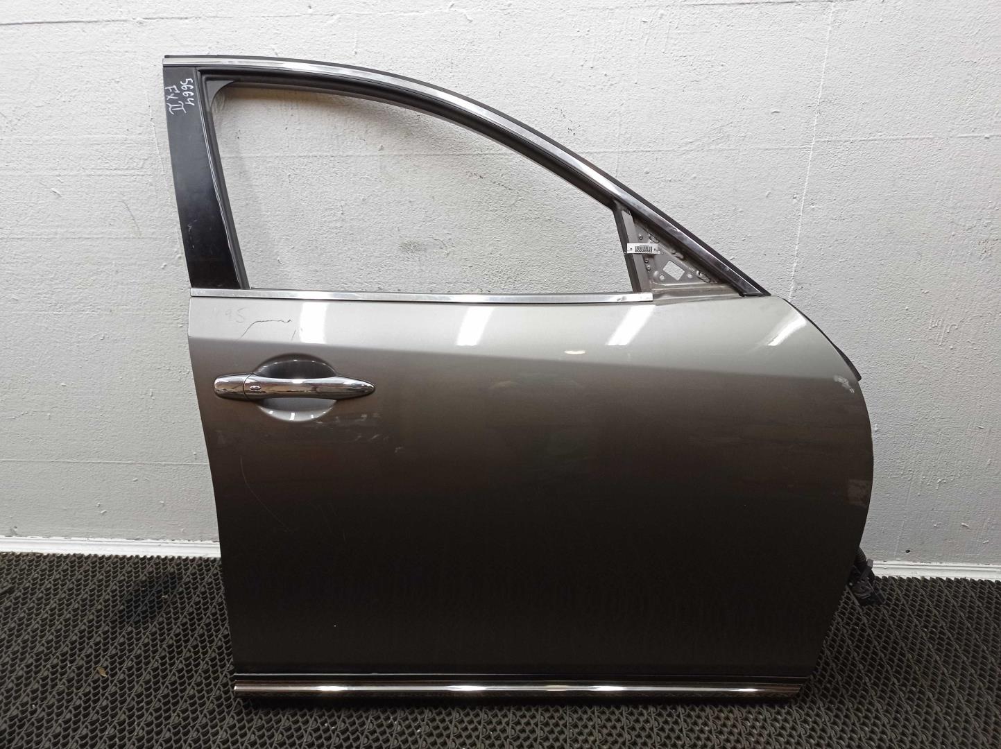 Стекло двери передней правой