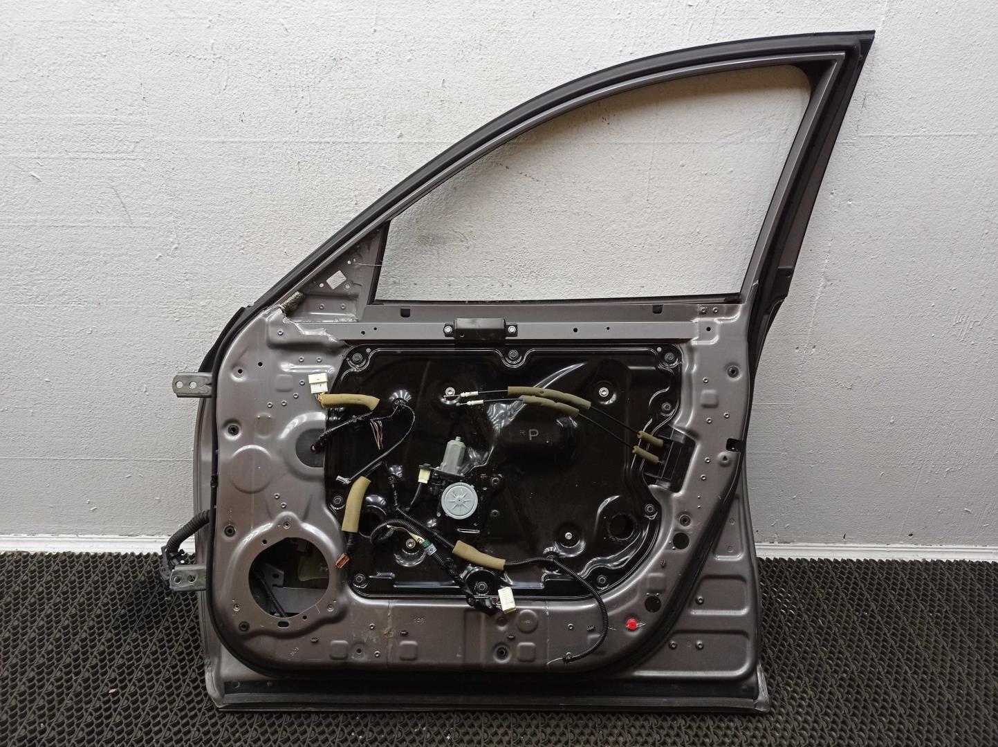 Стекло двери передней правой