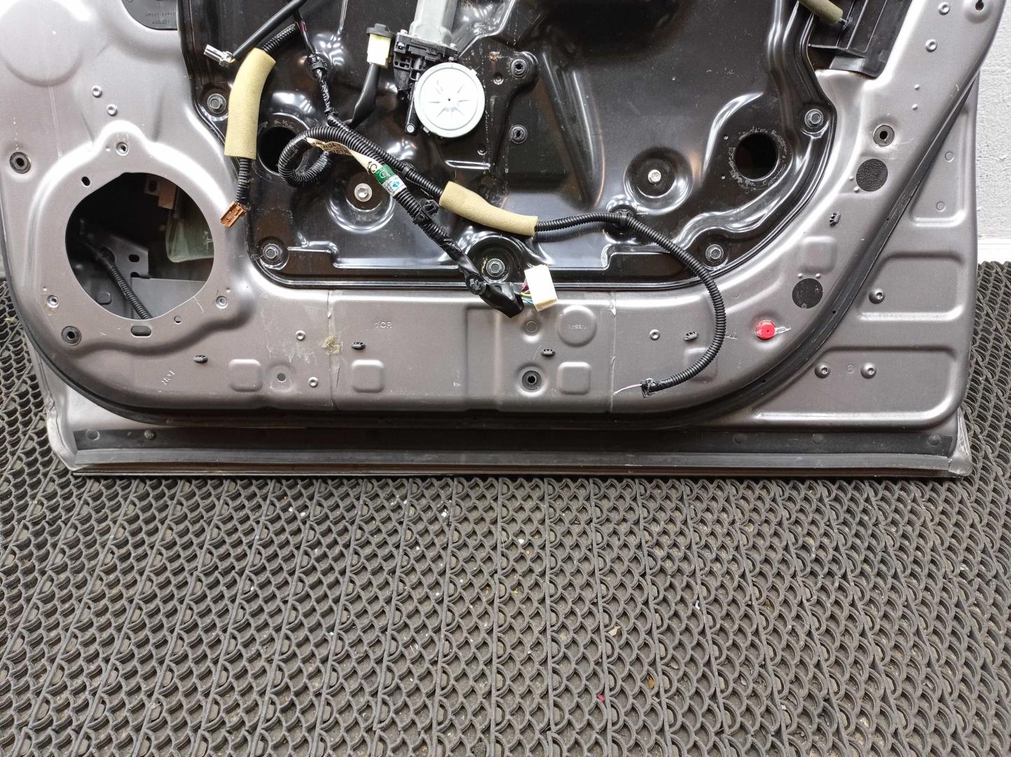 Стекло двери передней правой