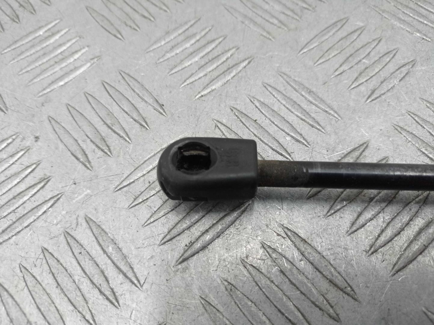 Амортизатор капота