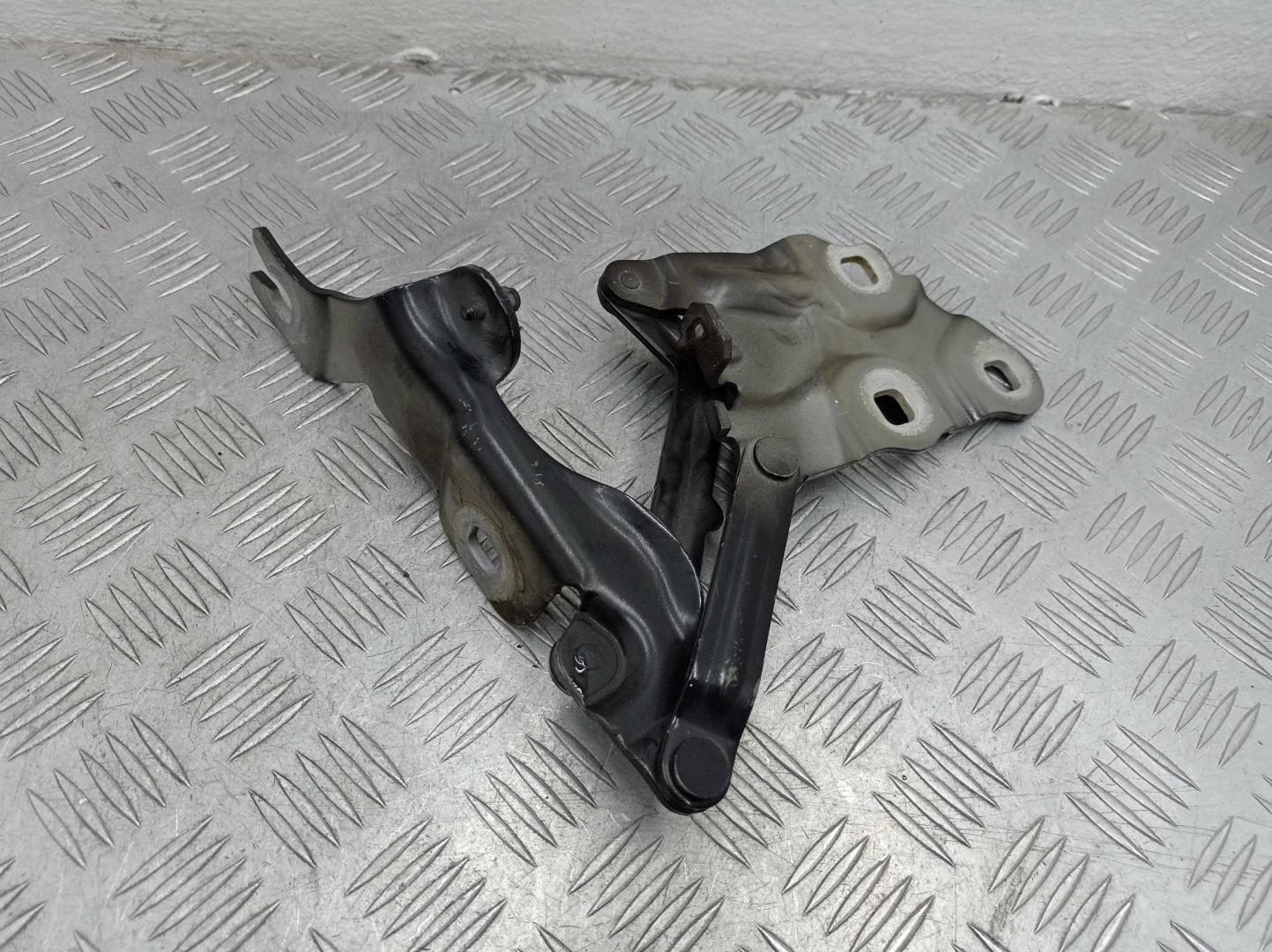 Петля капота правая