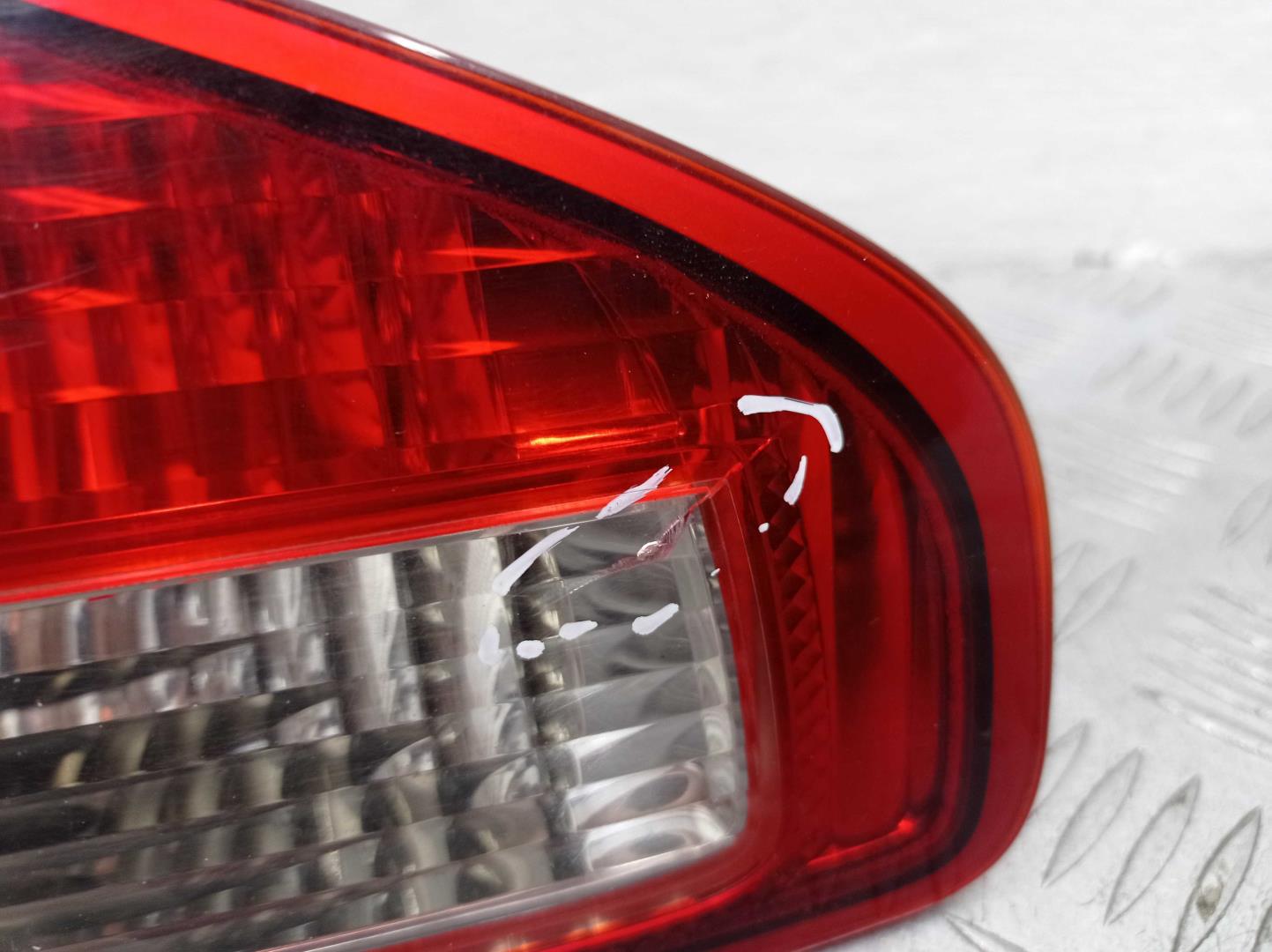 Фонарь задний внутренний левый