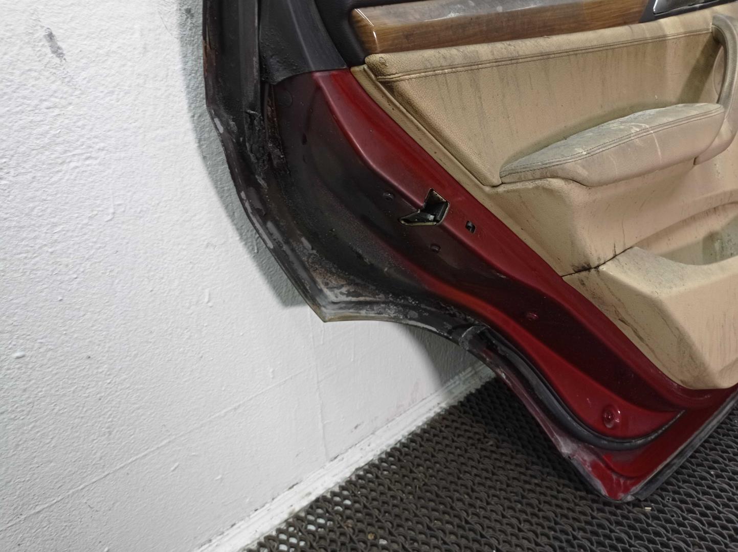 Стекло двери задней левой