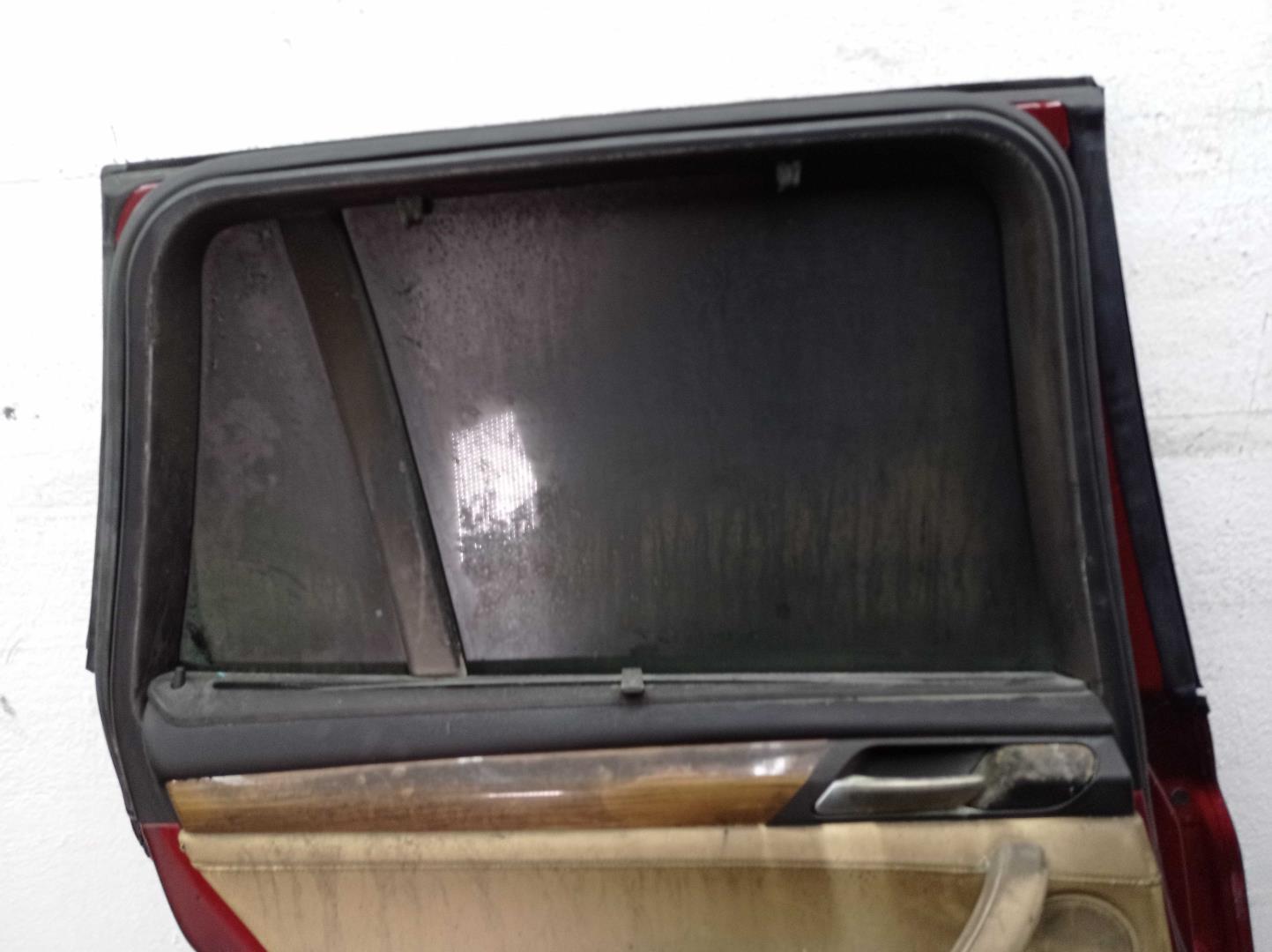 Стекло двери задней левой