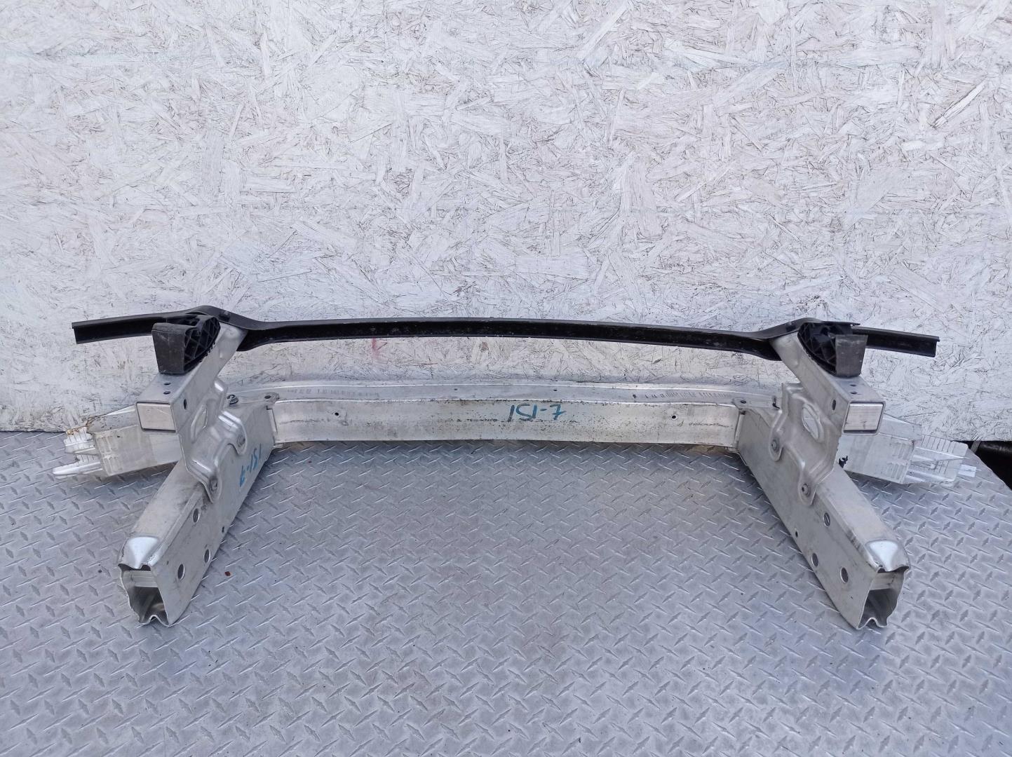 Усилитель переднего бампера