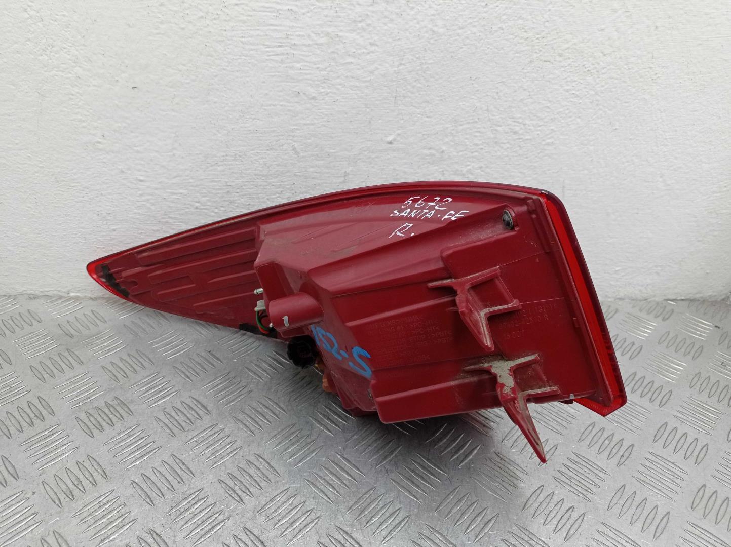 Фонарь задний наружный правый